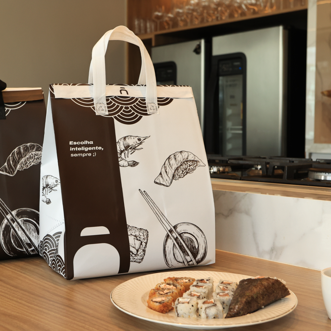 Sacola térmica Neobag Essential Sushi White 30x36x20 cm em ambiente de uso